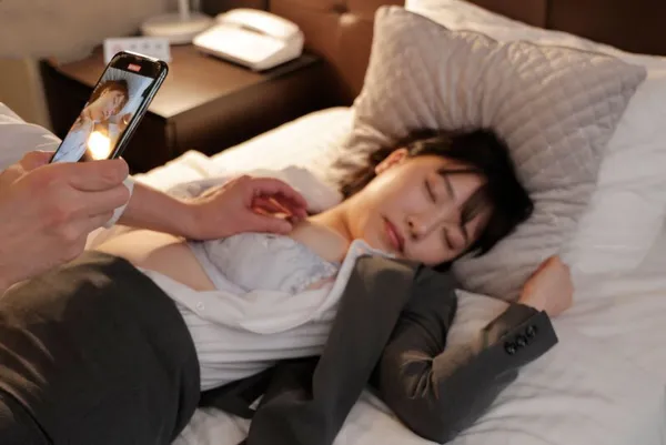 phim sex con trai và con trai Chuyến công tác với kẻ nổi tiếng quấy rối ở công ty, cô gái bị chuốc thuốc ngủ